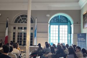 Les tables rondes avec les étudiantes et les étudiants.