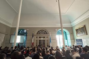 Les tables rondes avec les étudiantes et les étudiants.
